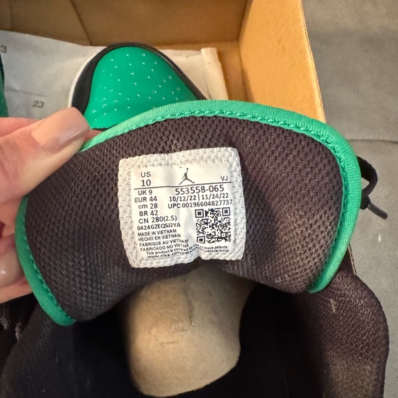 Like new-  with Box
Black and Green Air Jordan 1s (Men’s Size 10) with - Picture 5 of 6